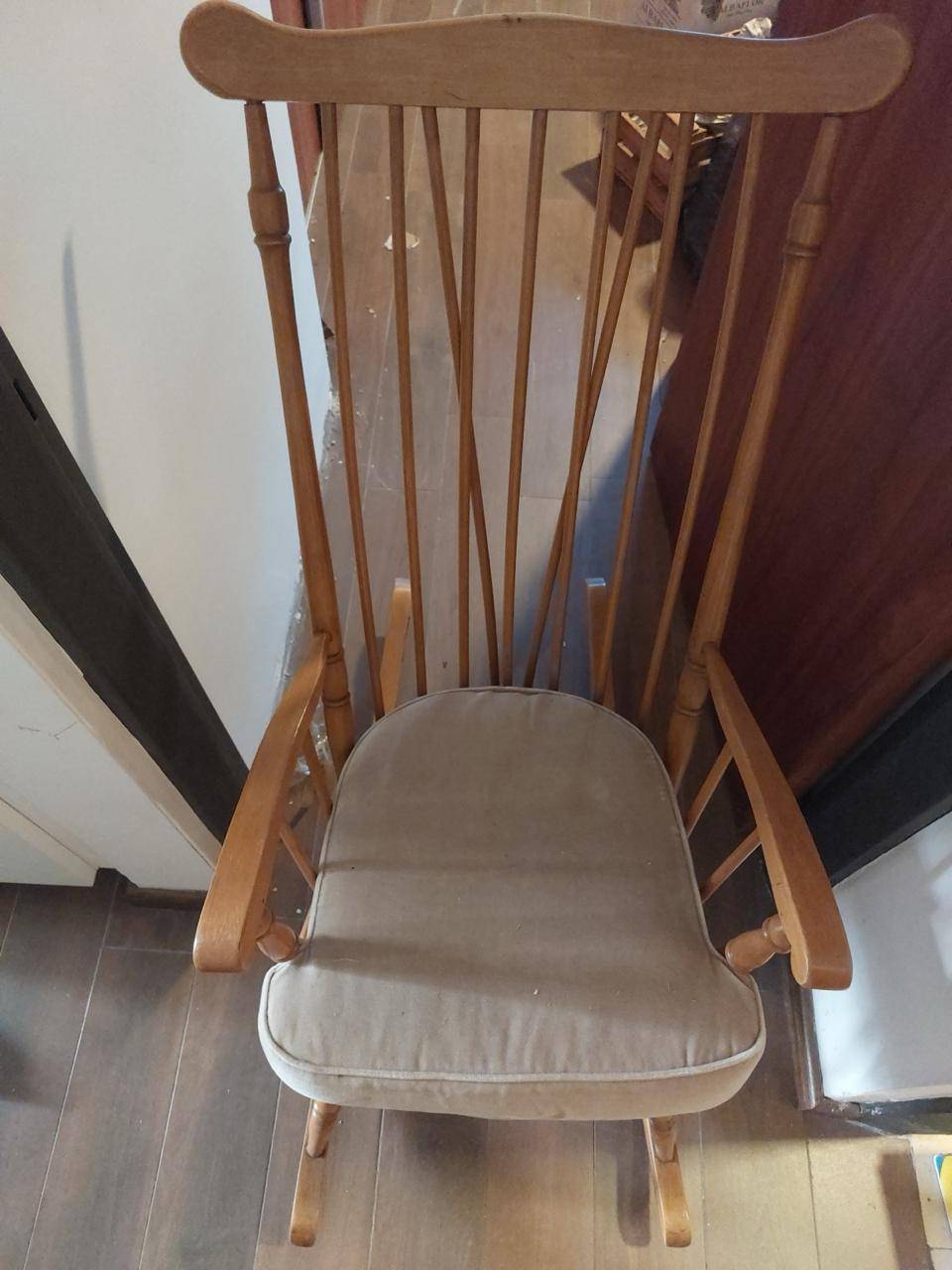 Mecedora de Madera Maciza Estilo Windsor / Colonial 1