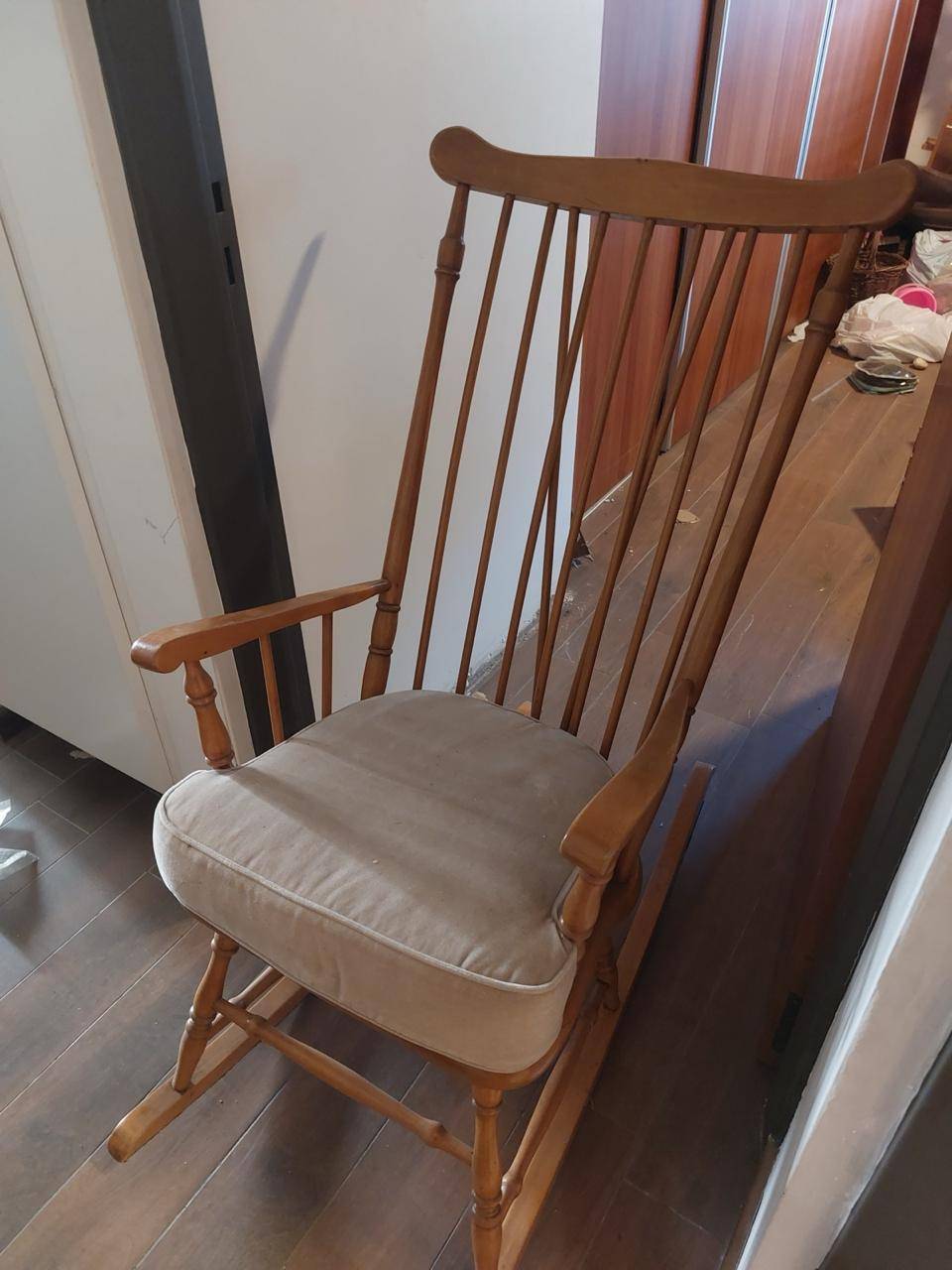 Mecedora de Madera Maciza Estilo Windsor / Colonial 2